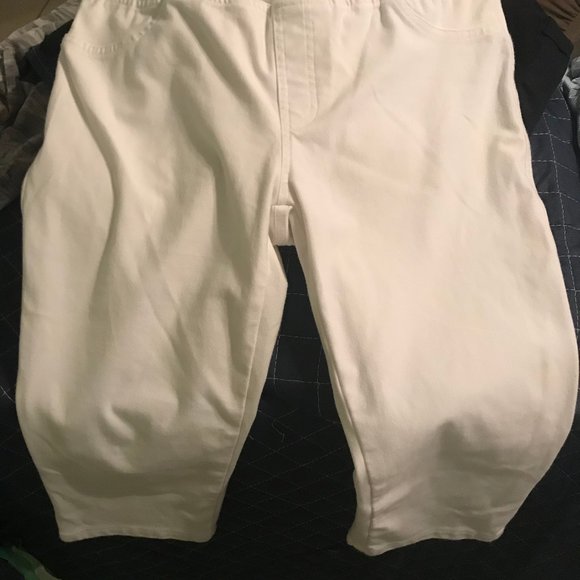 | Baccini | Make an Offer | White Capri Pants - Picture 5 of 8
